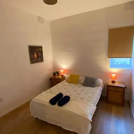 Central Modern Flat Near Beach דירה *